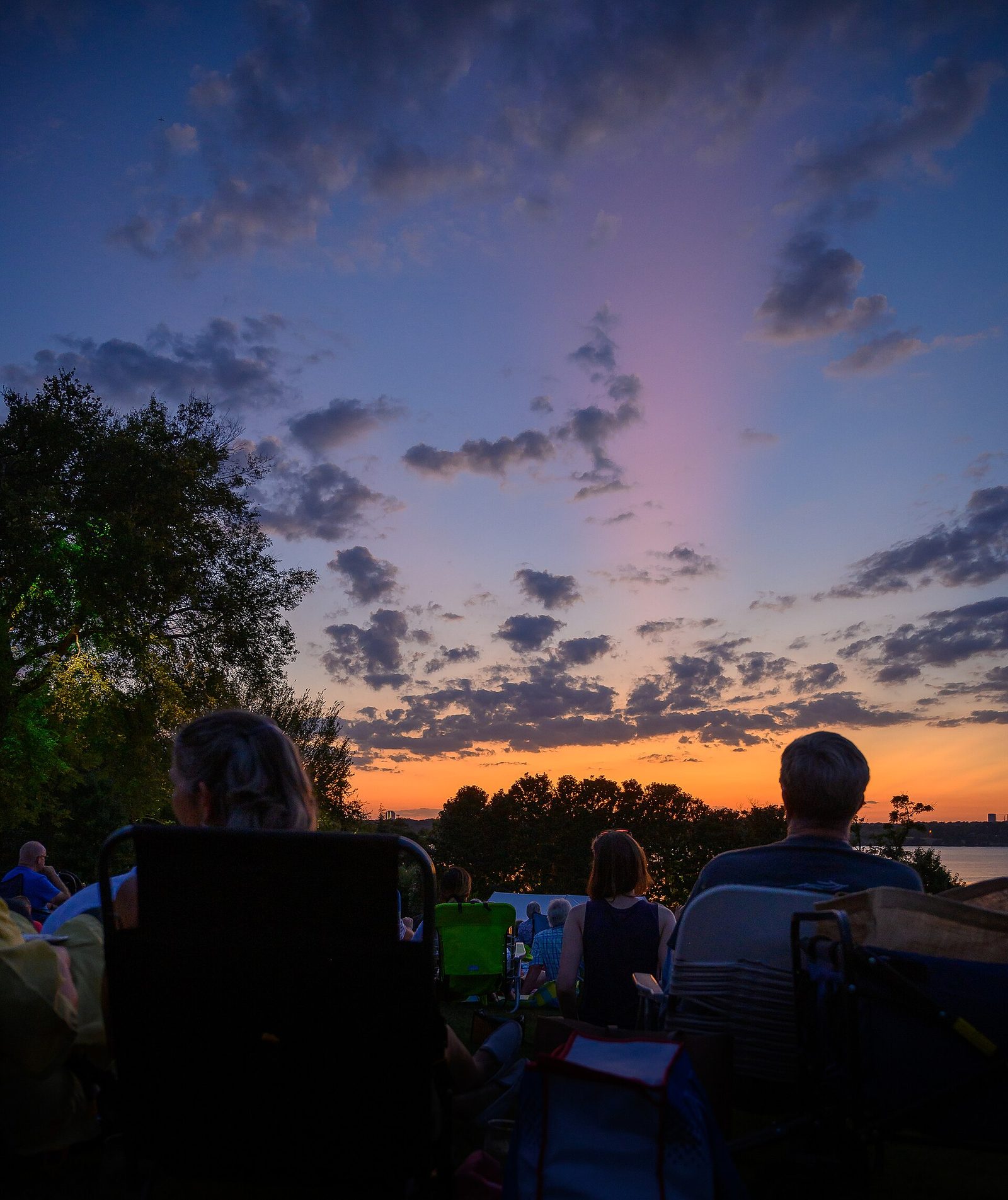 Couples watching the sunset over the lake at the Dallas Arboretum, one of the classic Dallas couple experiences for first-time visitors