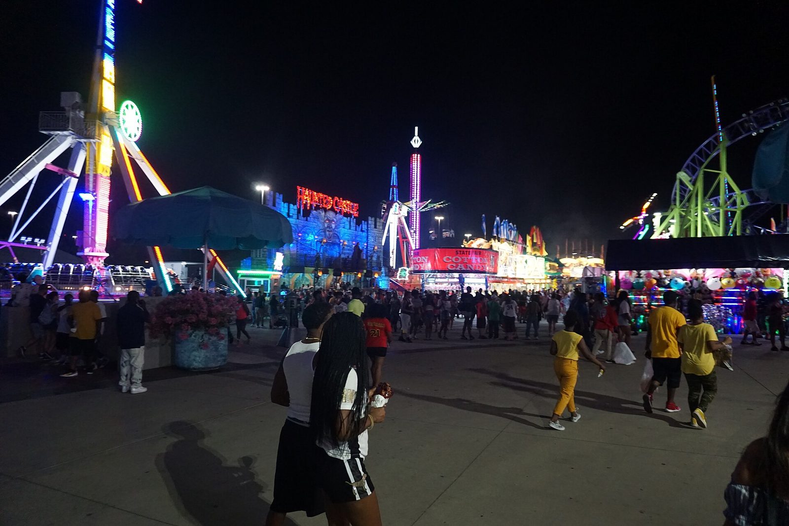 Crowds filling the State Fair of Texas midway at dusk, the conditions that decide the best time to visit the State Fair of Texas